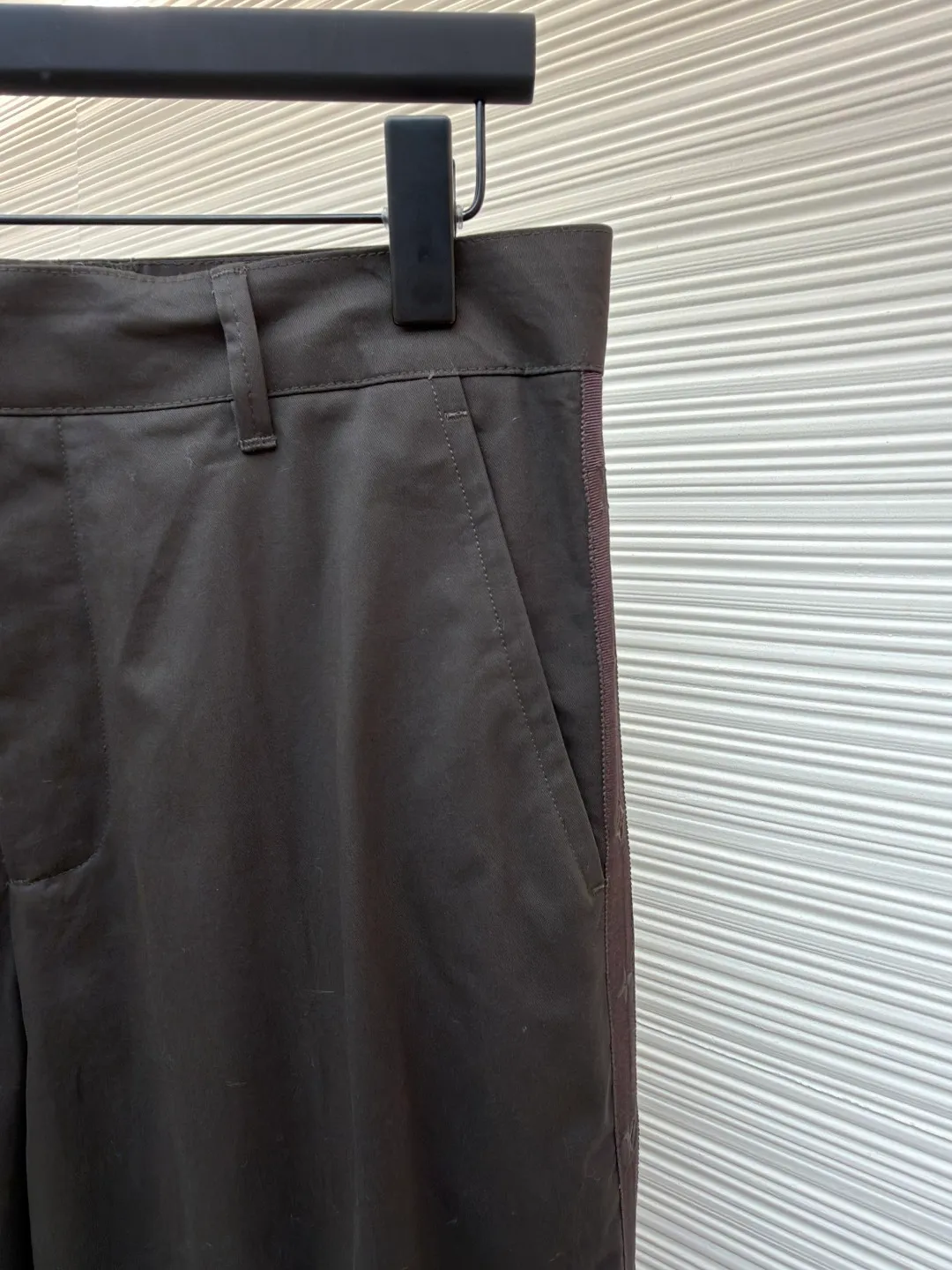 LOUIS VUITTON logo plaid casual pants ●Original version: Purchased and developed for 11400 ●Item No.: 1682149-B05 ●Fabric: Cotton mercerized fabric ●Technology: Jacquard production ●Color: Brown ●Version: Fitted version ●Weight: about 455 grams ●Size: 46-48-50-52 ●Description: Customized velvet cotton mercerized fabric, high-quality texture, comfortable and skin-friendly, dark brown A gentle color that symbolizes power. The sides of the trousers are embellished with LV logo webbing. It is highly recognizable, and the subtlety is hidden in the moment when the trousers are rolled up. The Monogram classic plaid in the lining controls the effortless high-end with casual delicacy. Each plaid tells the century-old gene of the brand. The high-end that can be hidden. The ingenuity of showing off the body. The secret law of showing off. The power gene that is worn on the body. Suit for attendance. Worry-free dressing, fabric jacquard technology, by weaving the entire fabric on the surface of the fabric. Monogram checkered jacquard texture technology controls the interweaving method of warp and weft threads. Precisely controls the interlacing density and tension of yarns to make it more three-dimensional. Use imported machine embroidery technology. Use advanced computer control systems and precision mechanical components to realize LV logo ribbon embroidery operations. High precision. Smooth and delicate lines. Ergonomic three-dimensional cutting. Return to traditional craftsmanship through segmentation, folding, shrinking, and stretching techniques. The so-called slow work produces fine work. It is respect for materials and the pursuit of feel. Complex and tedious workmanship. The slow aging, soft light washing process uses specific chemical and logistics treatments to make the surface of the fabric appear soft and shiny, adding a bit of gentleness. The overall wiring is straight and delicate, the fabric is comfortable and soft, and the color is consistent without color difference. It can be matched with the same style to create a fashionable look and control various occasions. Customized accessories, complete with three standards, same style for men and women!